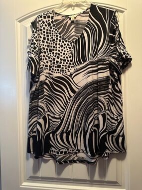 Cato Black & White Abstract V-Neck Tunic Top with Cut Outs and Silver Rings